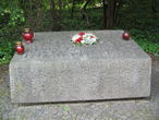 Памятный камень Адольфу Кларенбаху и Петру Флистедену на Мелатенском кладбище (Из Интернета)