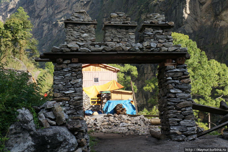 Такие   проходы   устанавливаются   на   входе   и   выходе  из   деревень. Покхара, Непал