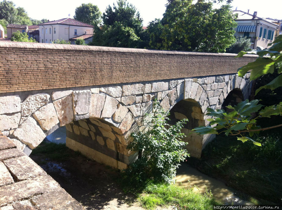 Античный мост Цезаря- через реку Рубикон Савиньяно-суль-Рубиконе, Италия