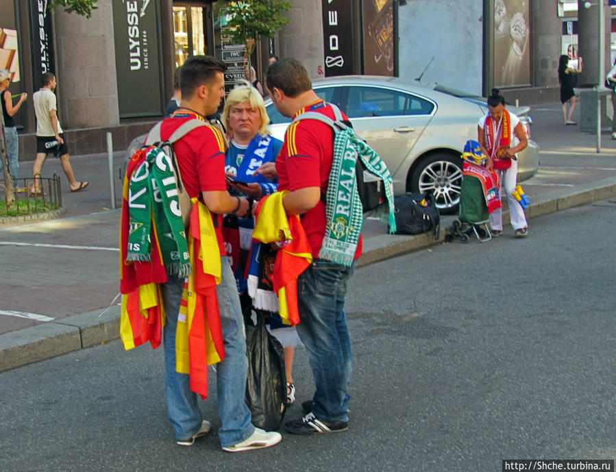 испанцы привезли с собой матчевые шарфы (я себе купил у испанцев за 100 гривен, наши продавали по 150), и , видимо, перешли дорогу местным торгашам... похоже, идет разборка Киев, Украина