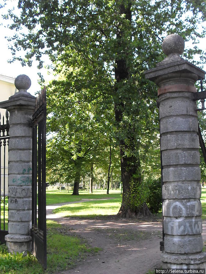 Ворота Выборгского сада Санкт-Петербург, Россия