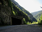 Туннели сквозь скалу — очень живописно и оригинально...
