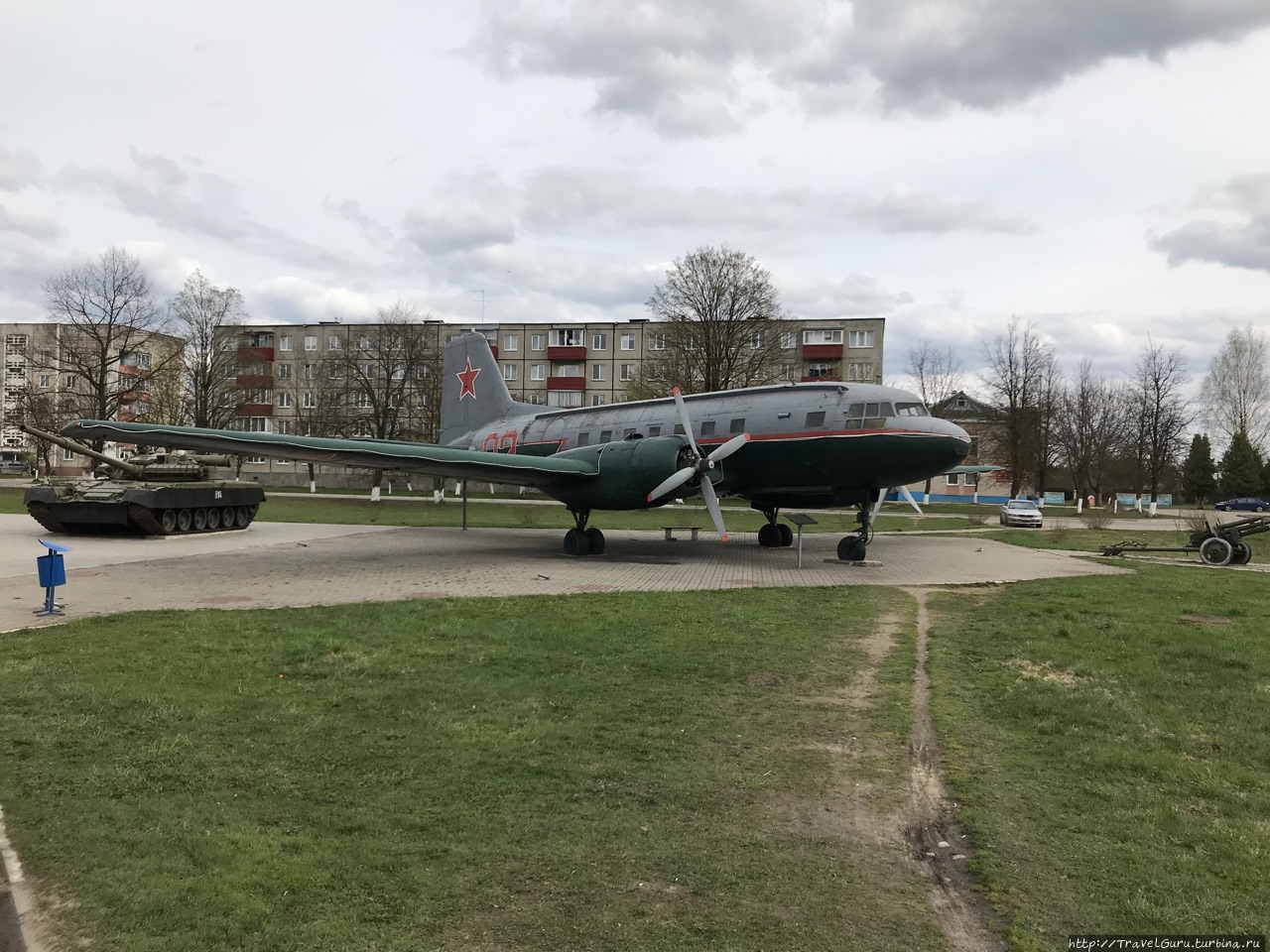 На главной транспортной развязке городского посёлка Бегомль расположен самолёт в память о действовавшем в годы войны поблизости крупном аэродроме Витебская область, Беларусь
