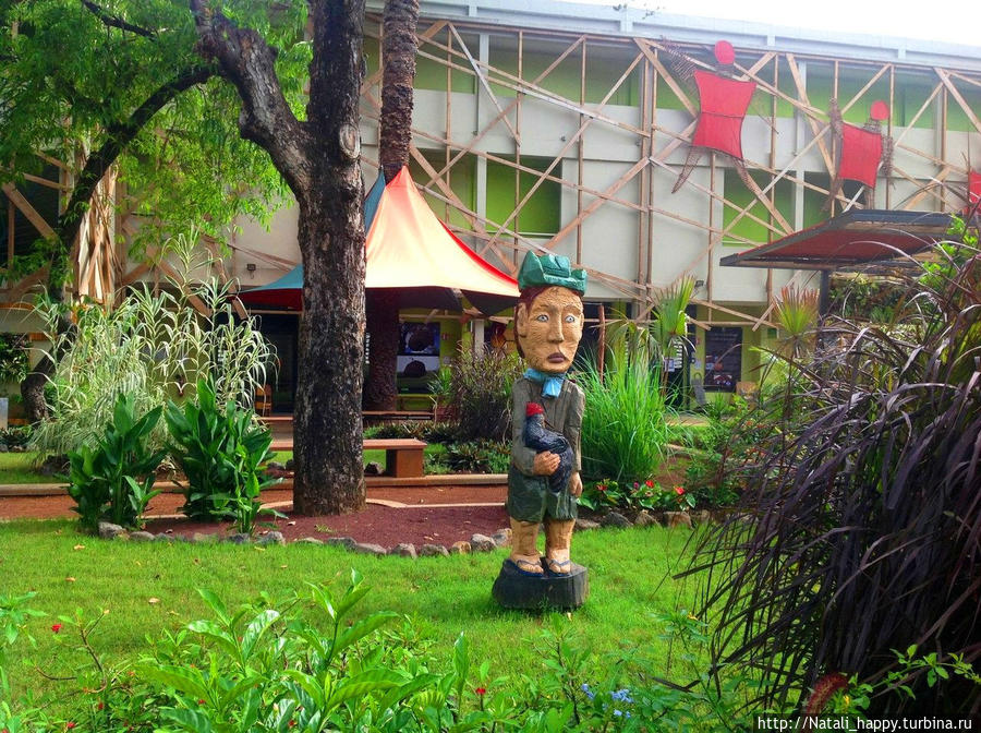 В школьном дворе Сен-Дени, Реюньон