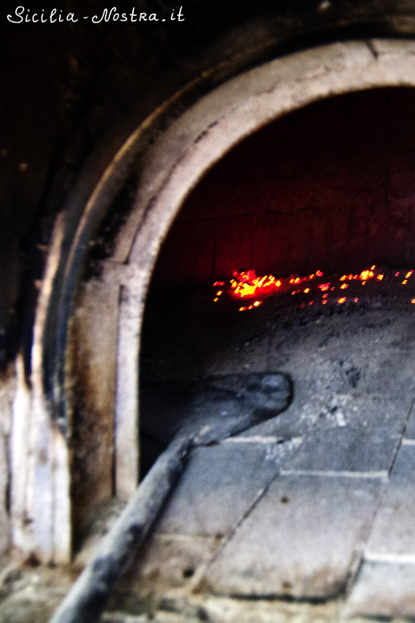 Заглядываем в печь: там жарко и со вчерашнего вечера тлеет зола. Пара минут уходит на чистку печи и закладывание свежих дров. Сицилия, Италия