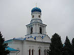 Над церковью – колокольня, которая    в отличие от барочной архитектуры храма, решена в классическом стиле.   Основной ярус украшен по углам колоннадой с коринфскими капителями