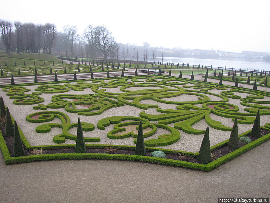 Выстриженные вензеля нынешней королевы Маргарет II. В парке высажено около 65 тысяч кустов самшита,  несколько тысяч грабовых деревьев и несколько сотен тисов.