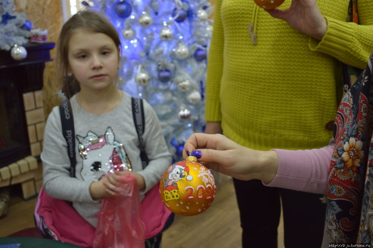 Порадоваться елочным игрушкам в преддверии Нового года. Крестцы, Россия