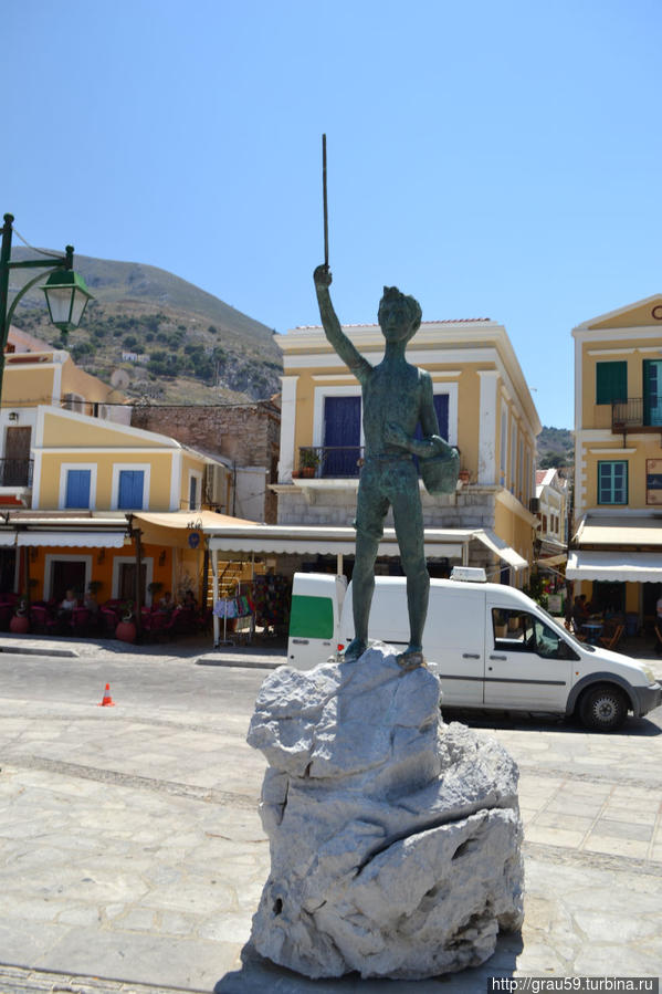 Памятник маленькому рыбаку Сими, остров Сими, Греция
