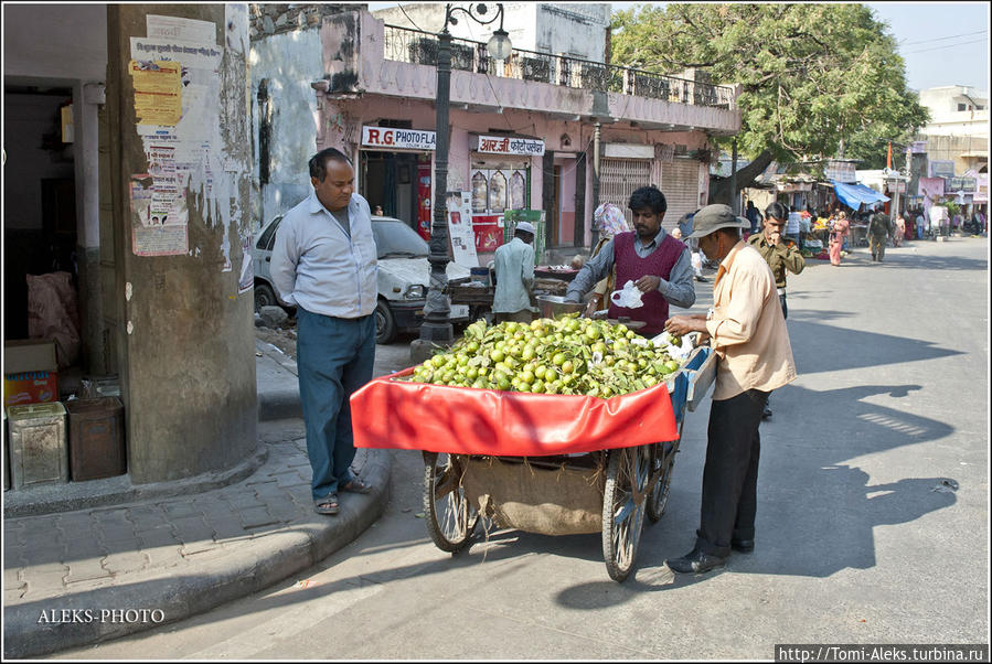 Это, видимо, гуава. В декабре был самый сезон этого фрукта...
* Джайпур, Индия