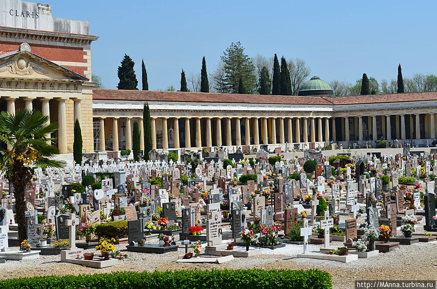 Естественно зашли внутрь — вот вам и признаки цивилизованности нации...  впечатлила ухоженность...