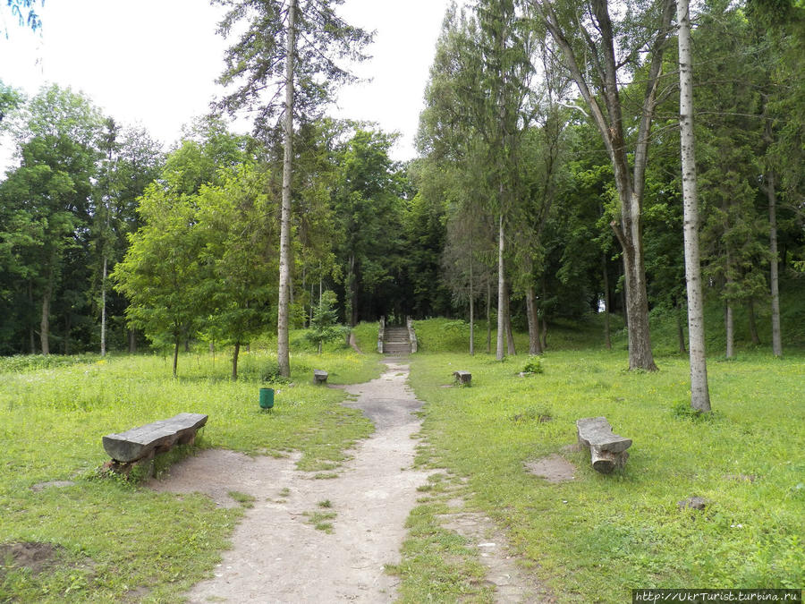 Парк возле дворца Вишневец, Украина