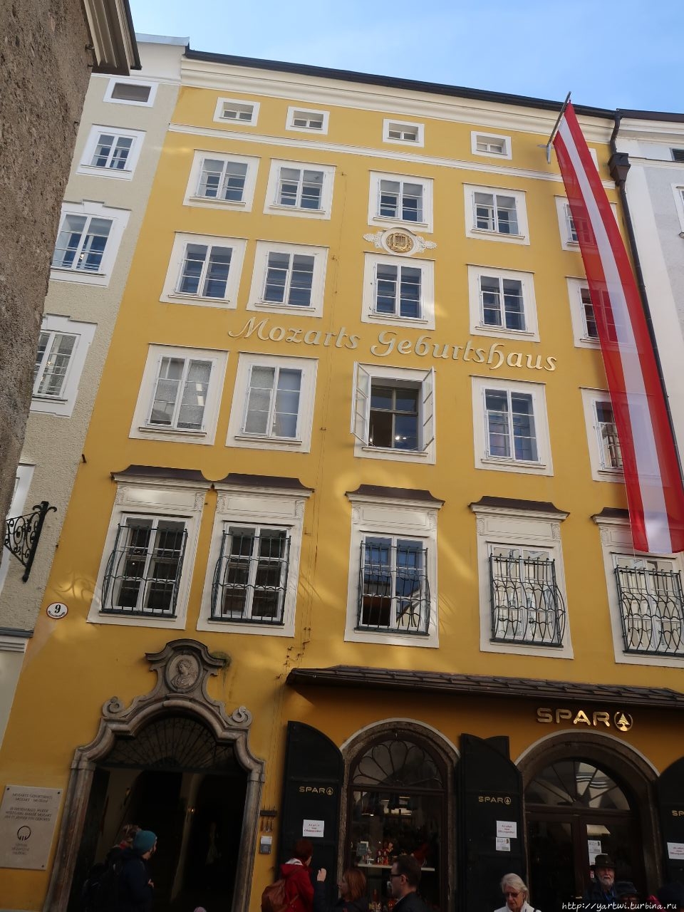 Дом, где родился Моцарт. Кстати, в доме находится продовольственный магазин с очень демократическими ценами. Зальцбург, Австрия