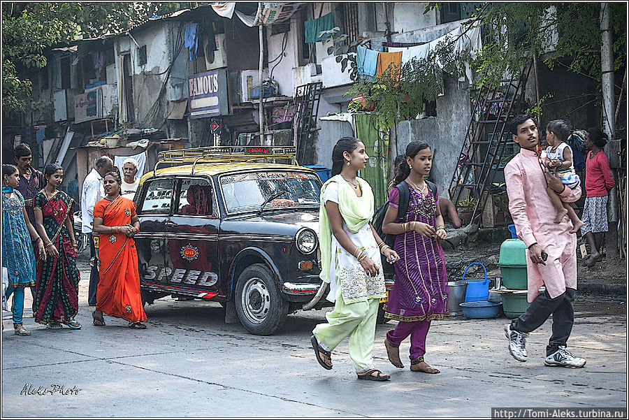 Индианки всегда в ярких сари...
* Мумбаи, Индия