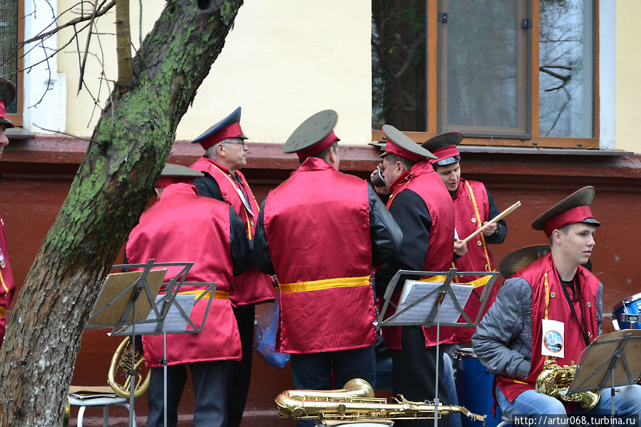 казачий оркестр греется))) молодых к этому не допустили)))