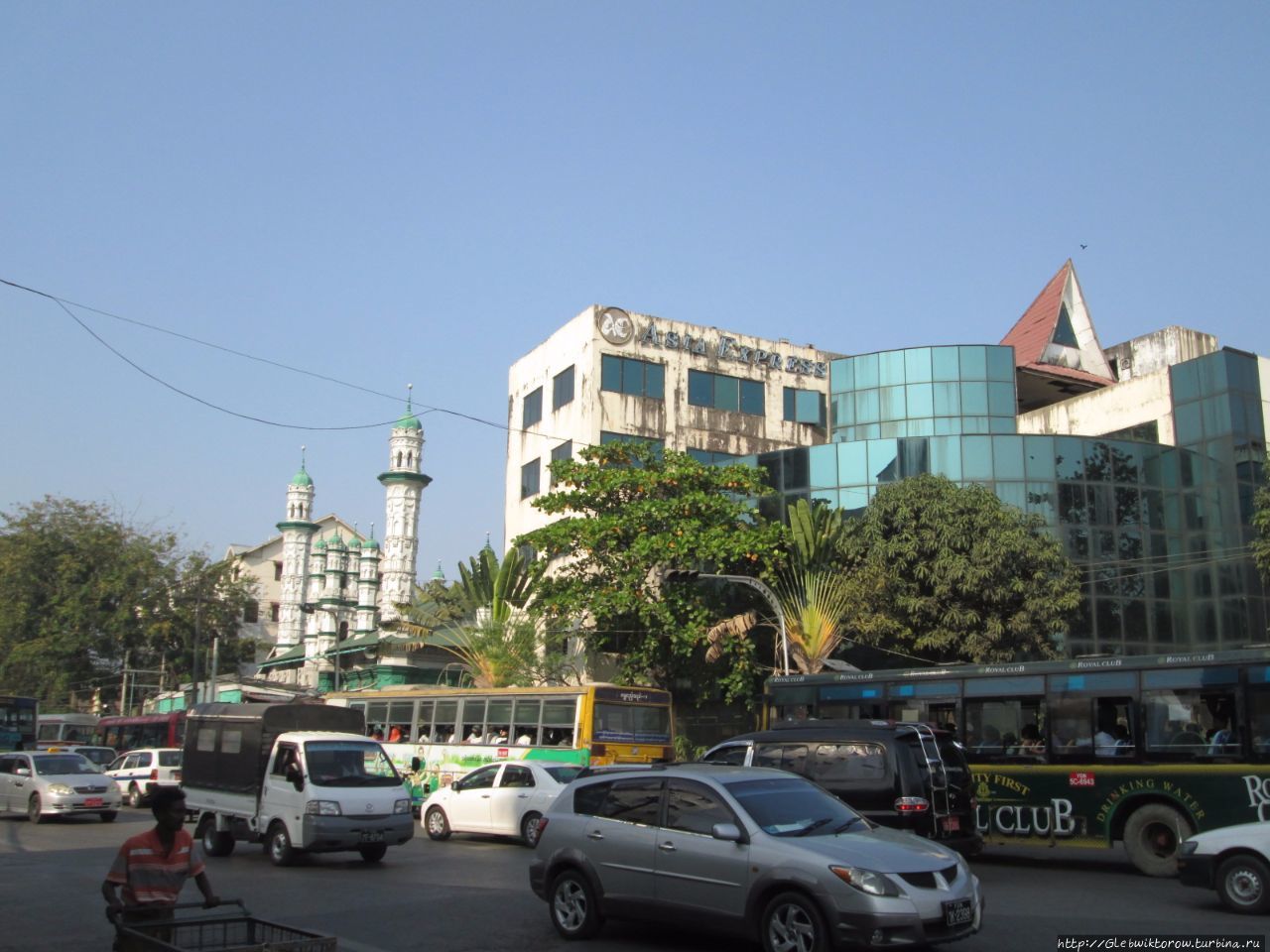 Прогулка от мечети Marmed Jahn по улице Shwegondaing Янгон, Мьянма