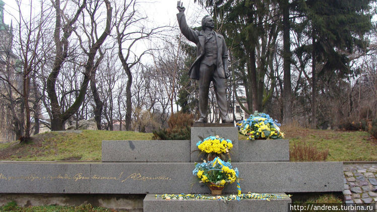 Памятник Вячеславу Чернов