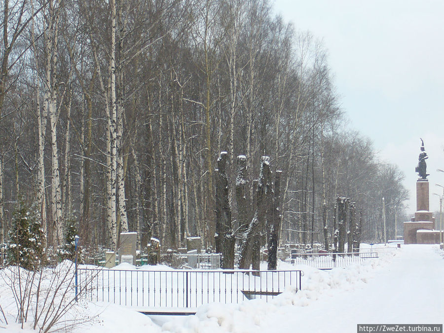 Памятник Жертвам 9 января на центральной аллее кладбища. На его месте стояла Преображенская церковь Санкт-Петербург, Россия
