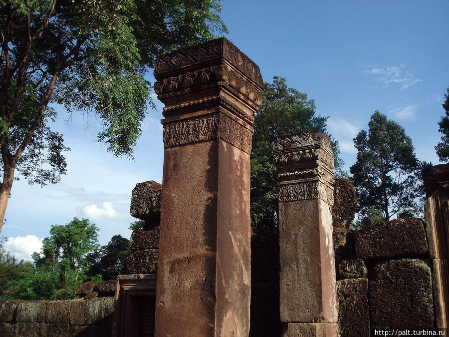 Строгая гармония колонн галереи. Ангкор (столица государства кхмеров), Камбоджа