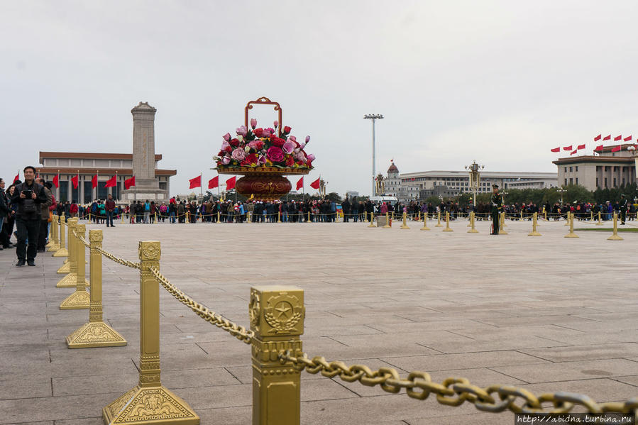 Мао и самая большая площадь в мире Пекин, Китай