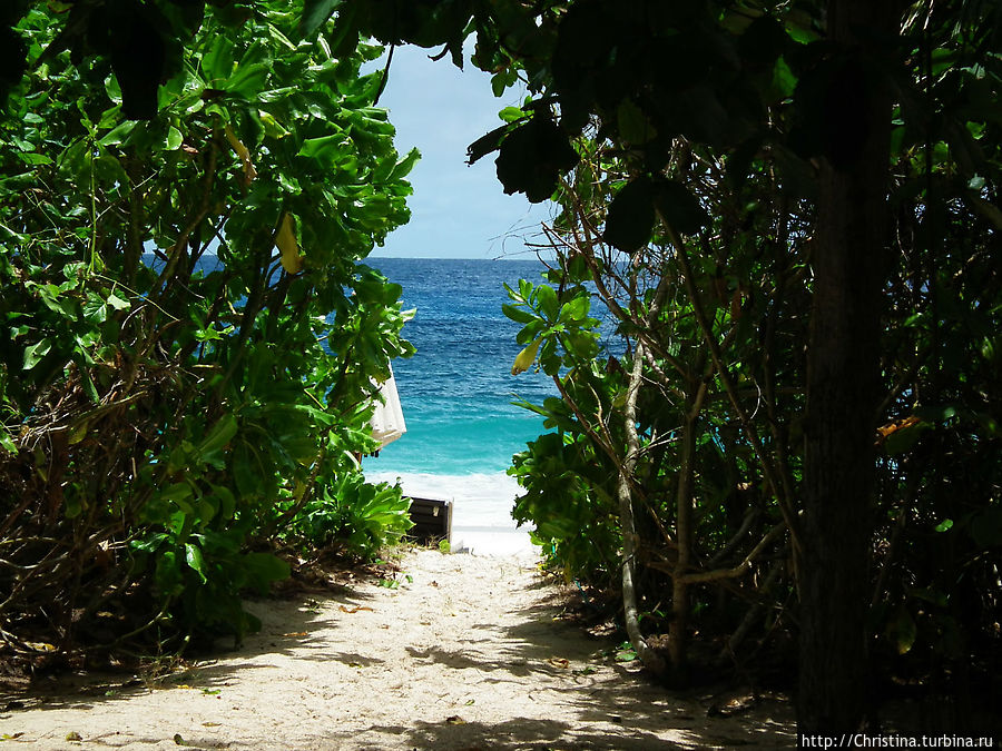 Выход на пляж с нашей виллы Остров Маэ, Сейшельские острова