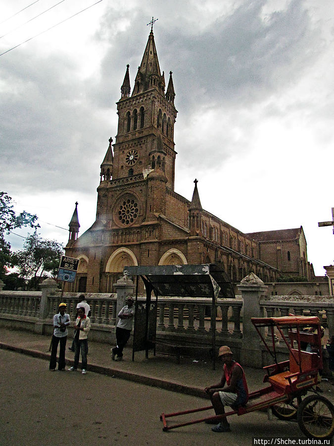 у кафедрального собора Антсирабе, Мадагаскар