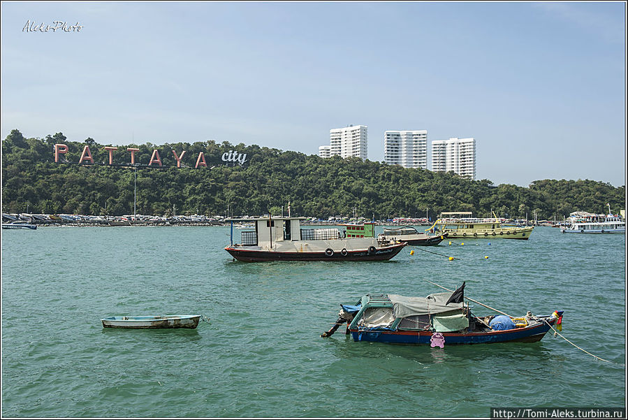Гулять даже просто по пирсу — довольно интересно, особенно ближе к вечеру, на закате. Ночью весь берег — в огнях...
*