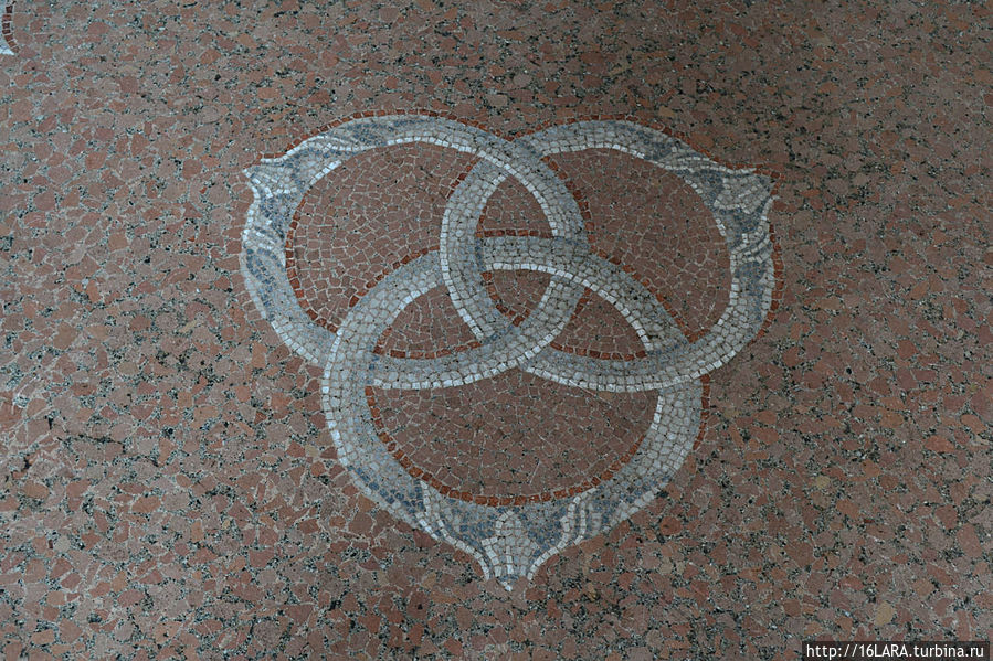 Кольца Борромео на полу дворца — одна из известных невозможных фигур, основанная на симметричной расстановке перекрывающих друг друга колец. Предполагая, что все кольца плоские, такая фигура не может существовать. А для создания фигуры в трехмерном пространстве необходимы разрывы или искажения