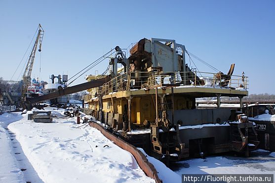 Баржа на Волге Углич, Россия