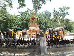 Место поклонения окруженное слониками и слонами.