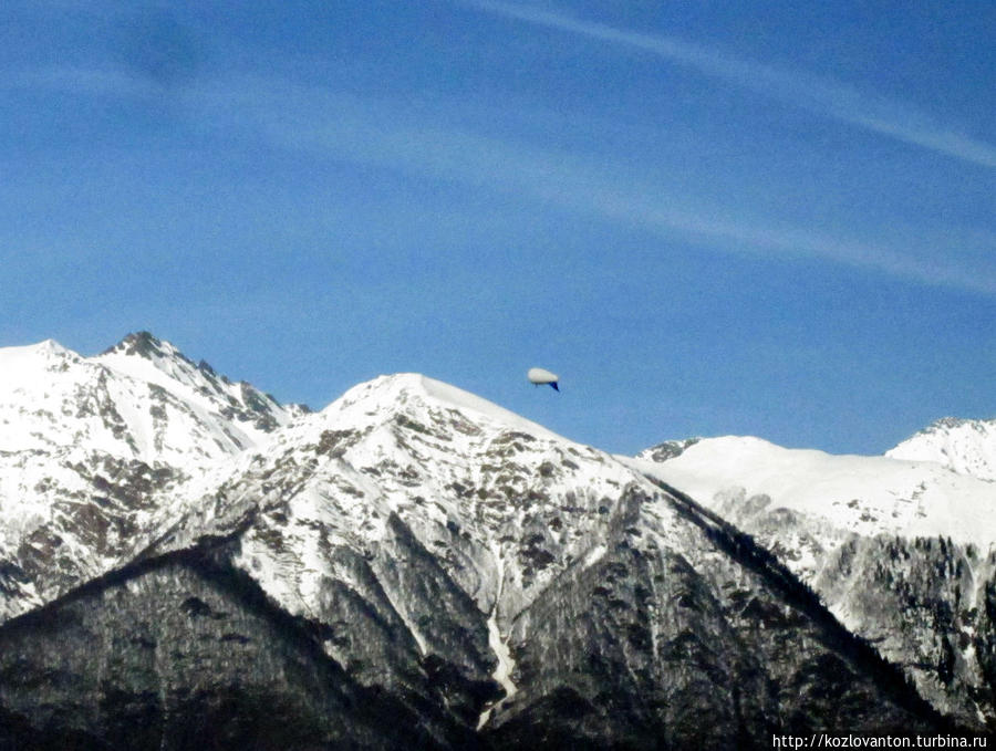 Дирижабль в горах. Адлер, Россия