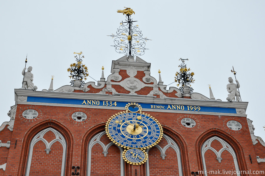 На фасаде дома установлены астрономические часы, самый старейший экземпляр которых впервые был установлен в 1626 году. Рига, Латвия