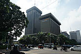 По центральным улицам Джакарты запрещено ездить в одиночку в машине! Если полиция заметит — штраф!