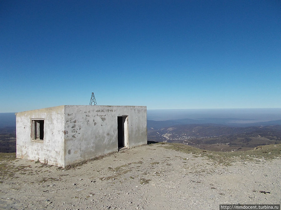 домик для укрытия и обогрева застрявших на перевале зимой.