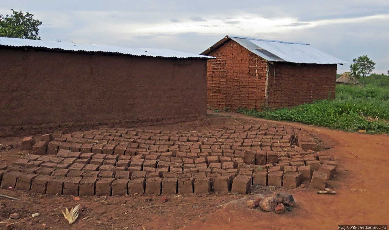 Деревня  Rwamahungu. Так живет 70% населения Уганды