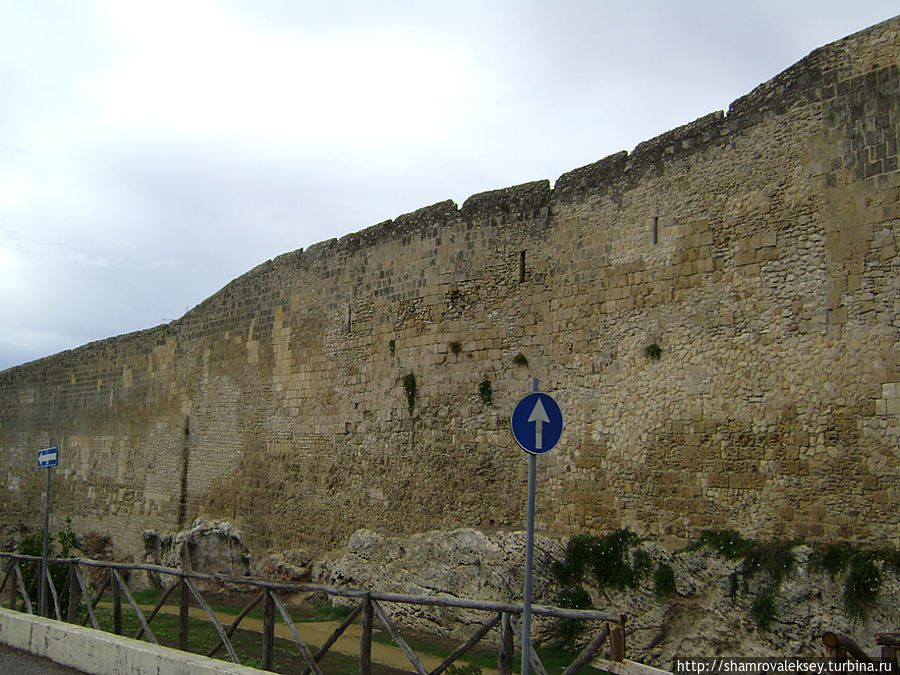 Тарквиния. Стены города Тарквиния, Италия