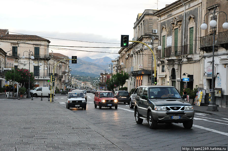 вид на Via Callipoli в сторону Таормины