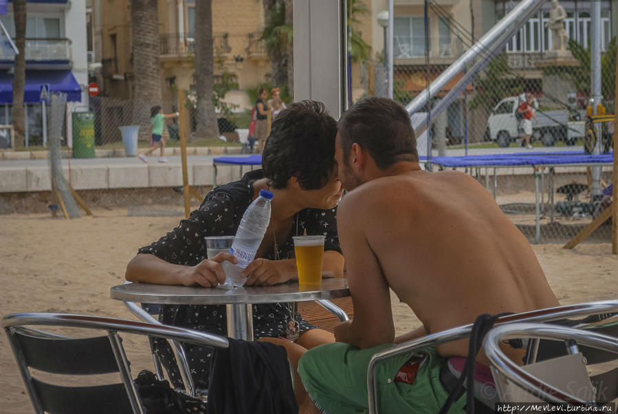Развлечения на пляже Ситжес, Испания