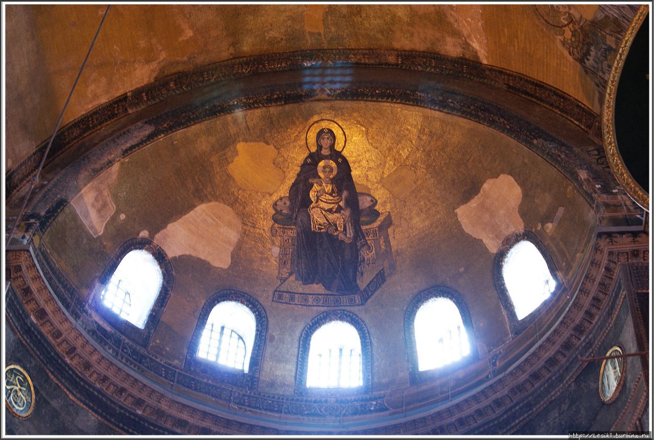 Богоматерь на троне. Мозаика в апсиде.Изображение Богоматери и остатки изображения архангела Гавриила являются самыми ранними из сохранившихся в Софии фигуративных мозаик. Стамбул, Турция