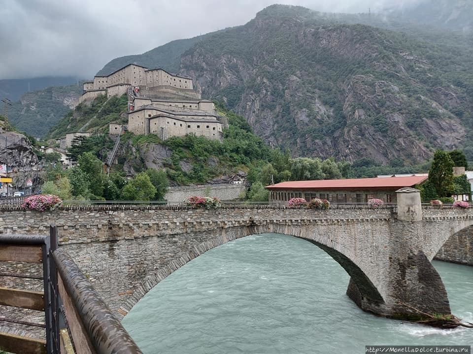 Крепость Forte di Bard в долине реки Dora Baltea Валле-д'Аоста, Италия