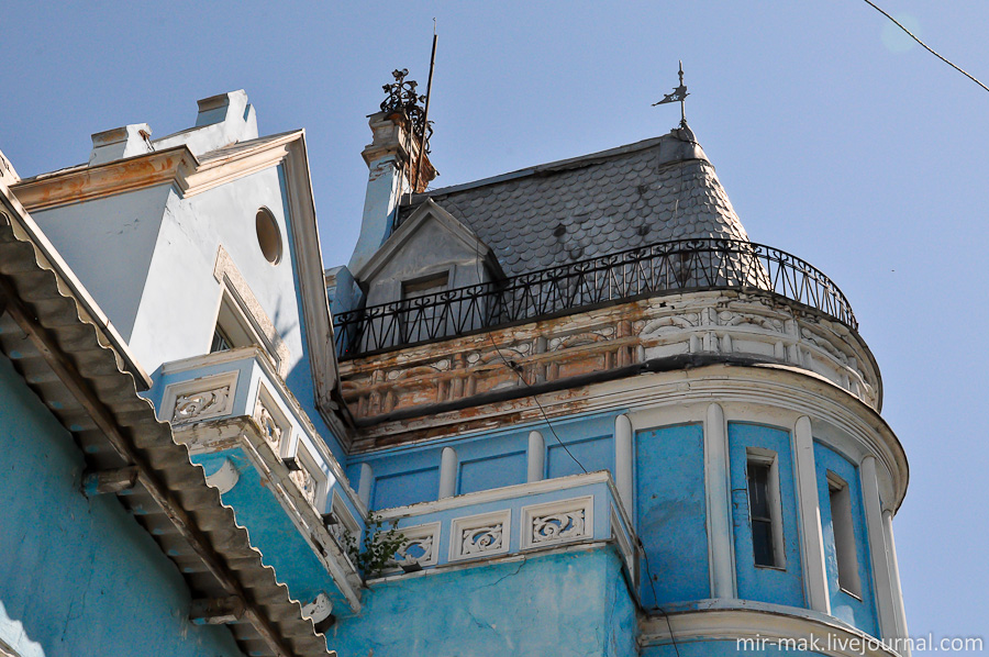 На крыше и дымоходе странным образом уцелели металлические части декора дворца. Исаево, Украина