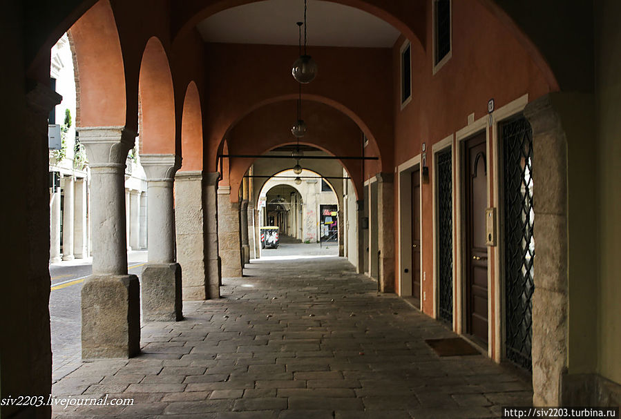 Вот так абсолютно пустынно