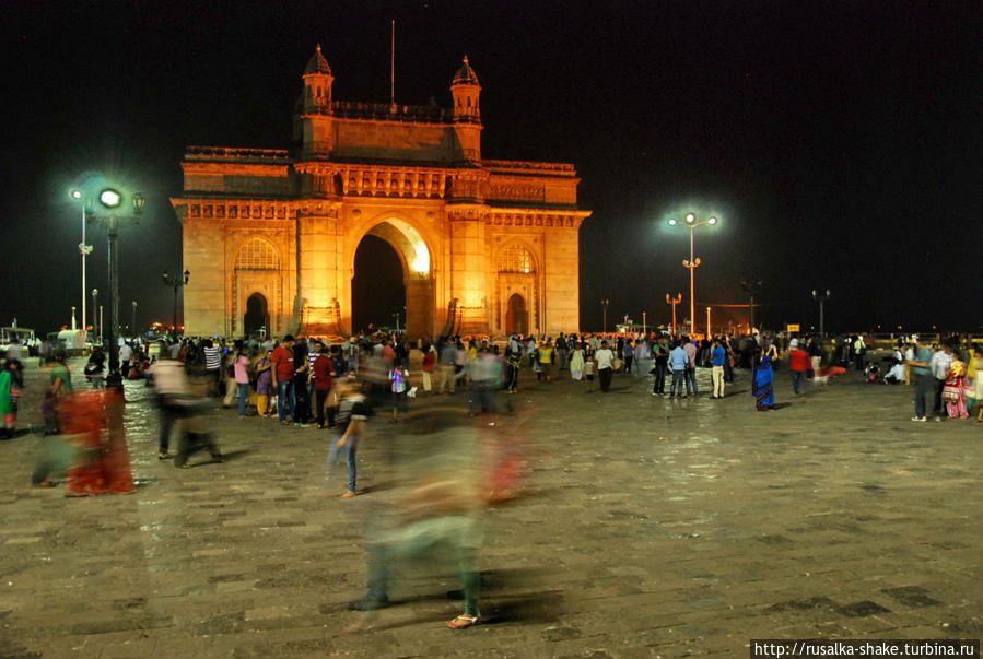 Символ города Мумбаи днем и ночью Мумбаи, Индия