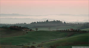 Следующий кадр я специально продублировал, чтобы показать как сильно меняется освещение, когда солнце только-только начинается выглядывать из-за горизонта. Вначале конечно же кадр до того как солнце показалось.