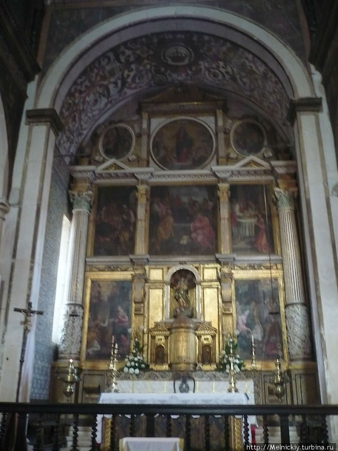 В церкви Святой Марии Обидуш, Португалия