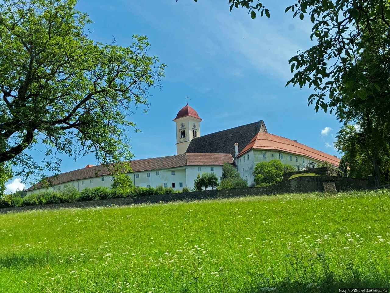 Тысячелетнее аббатство на озере Лангзее. Современные реалии