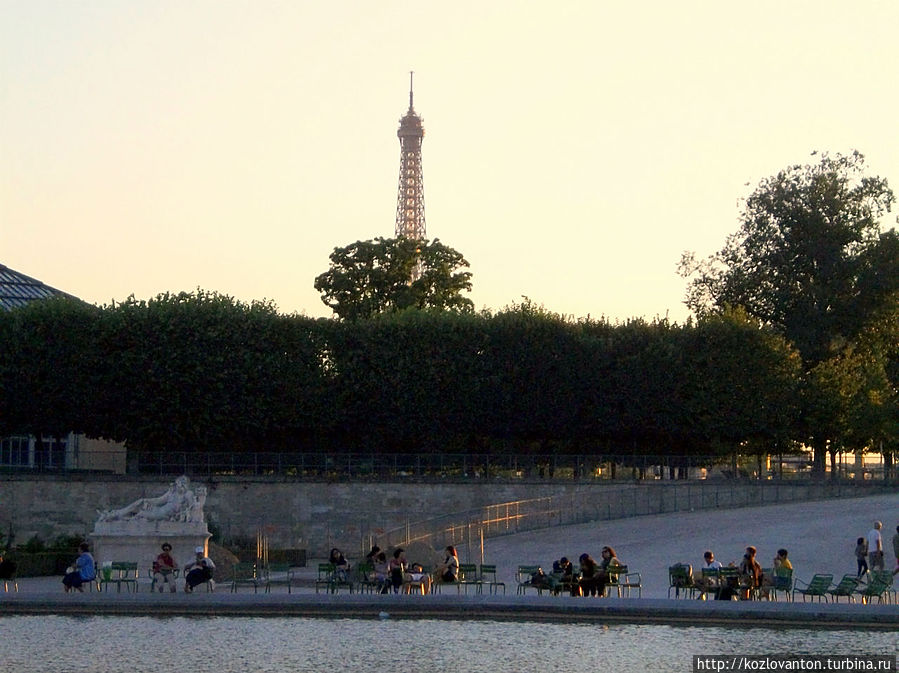 Эйфелева башня на закате. Вид из сада Тюильри.