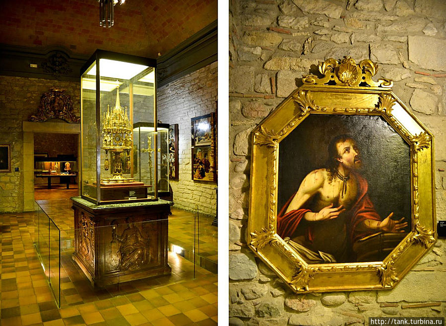 Слева, от главного входа в собор, расположен музей, в котором собраны уникальные шедевры и произведения искусств разных эпох, предметы культа и статуи святых. Но главной реликвией музея, для которой выделен отдельный зал, является роскошный ковер  «Сотворение мира» XI века, который считается вершиной романского ткачества.