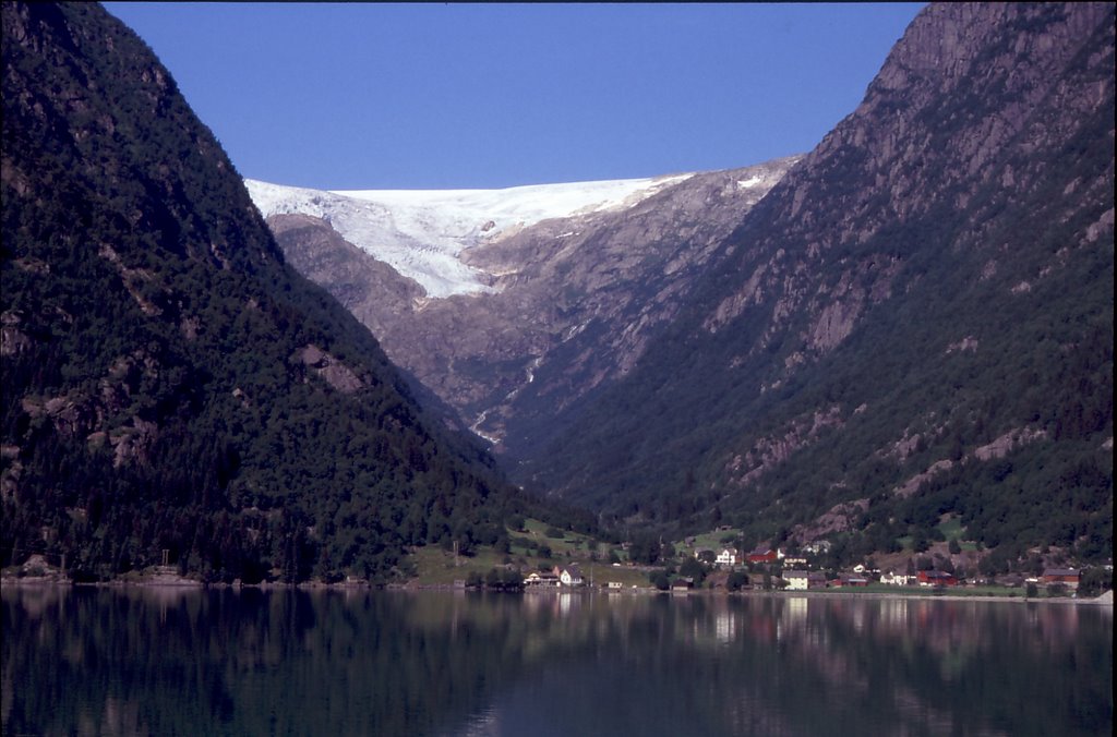 Из далека, от отеля, язык ледника не особо впечатляет.
Сверху хорошо видно ледяное озеро Фолгефонны выдавливающее своей массой два языка (второй скрыт слева, за горой).
Укорачиваться язык стал сравнительно недавно, а в средние века доходил до самого озера Sandvinsvatnet. Одда, Норвегия