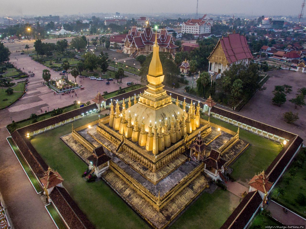 Ват Тхат Луанг / Wat That Luang, или Pha Chedi Lokajulamani